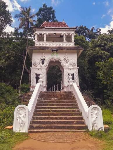 Bambaragala temple and Pettigala Mountain – photo 1